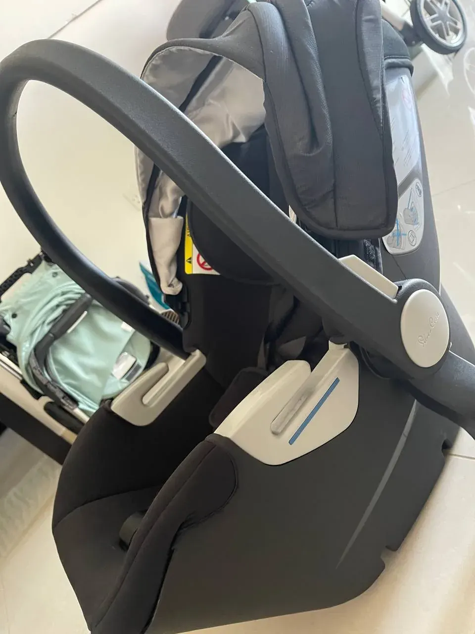 Baby car seat available for exchange through Dubai school parent community