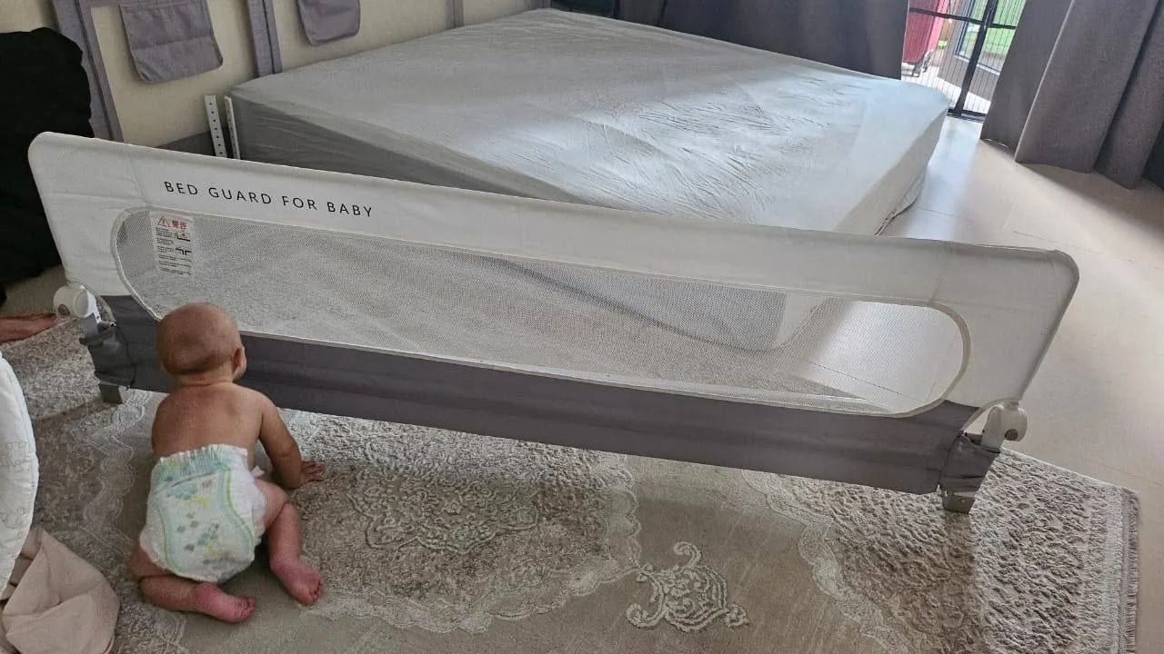 Close-up of baby safety product packaging with text about a buckle belt and height gauge